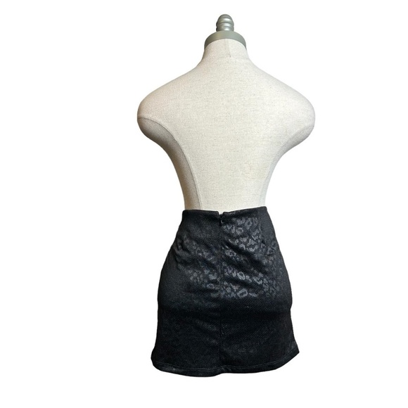2/$30 2B Bebe Black on Black Animal Leopard Printed Ruched Mini Skirt Size Small - Picture 10 of 13